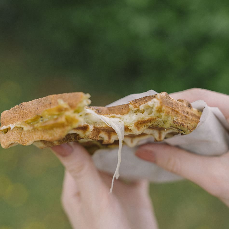 Gaufre fourrée au pesto verde maison et à la mozzarella fondante