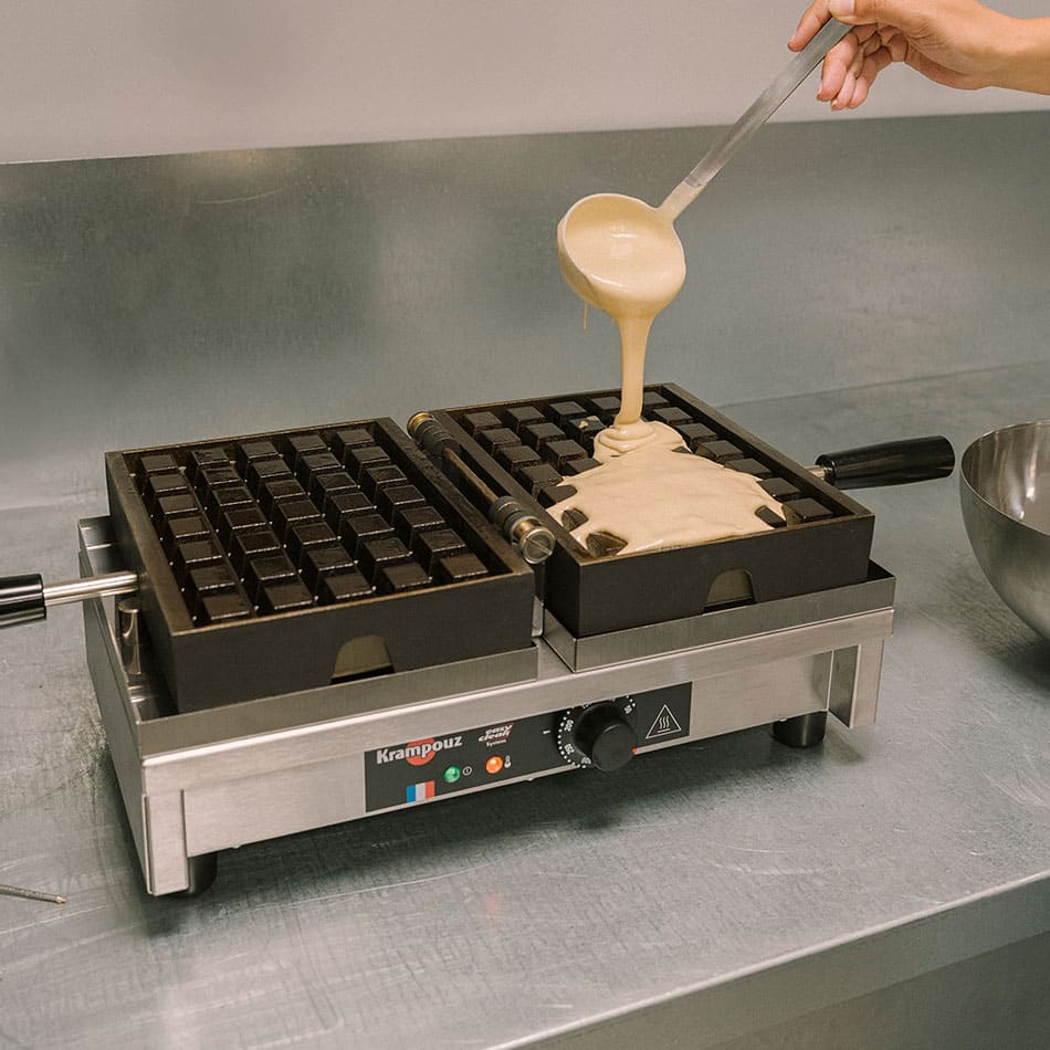 Gaufrier 5x7 Bruxelles en utilisation, avec de la pâte à gaufres artisanale