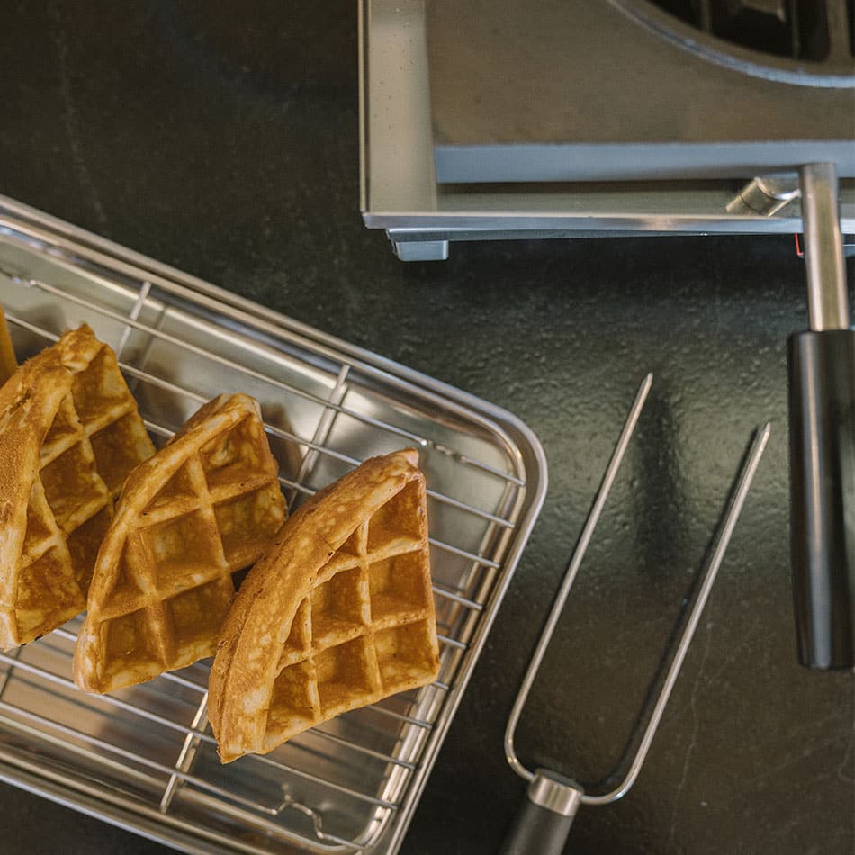 Gaufres rondes posées sur une plaque à dresser