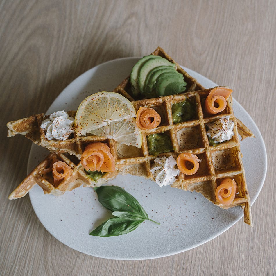 Gaufre géante salée à la truite et au citron jaune sur une assiette